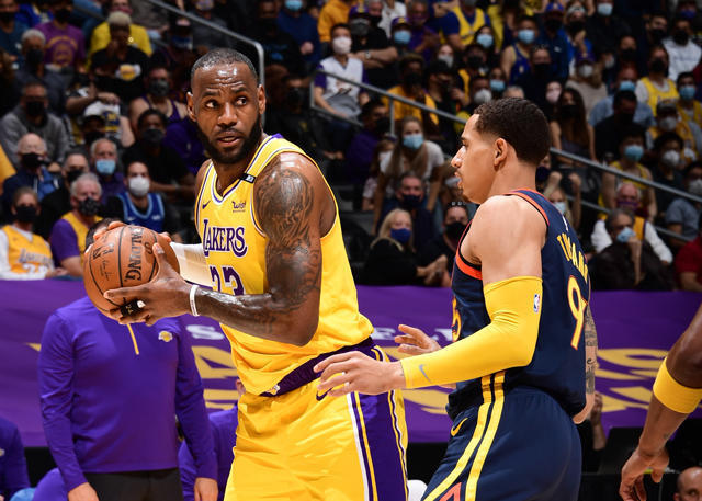 NBA湖人加时争议三分绝杀快船终结四连胜登顶引热议